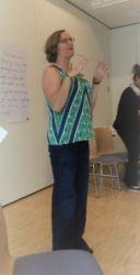 In den anschließenden Workshops konnten die Themen der Vorträge vertieft und praktikable Arbeitsmethoden vorgestellt werden. In einem der Workshops vermittelt Frauke Baller (Netzwerk traumatisierter Flüchtlinge in Niedersachsen) Argumente und Prävention in der Beratungspraxis.