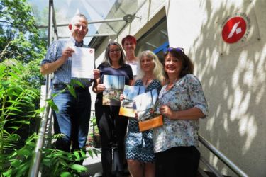 Frau Marion Thomsen (Vorstandsmitglied des Vereins BE YOUR OWN HERO e.V.) überreicht einen Scheck von 2.000 €, mit dem das Projekt "Familienseminar auf dem Segelschiff" gefördert wird. Zum 3. Mal wird Familien in Niedersachsen die Möglichkeit gegeben an einem Seminar zur Stärkung des Gemeinschaftsgefühls auf dem Ijsselmeer teilzunehmen.
Foto von links oben nach rechts unten: Jürgen Hoffmann (Geschäftsführer Braunschweiger Aidshilfe) Marion Thomsen (Vorstand BYOH), Anja Wermuth (ehrenamtliche Mitarbeiterin in der Aidshilfe Braunschweig), Kerstin Göllner (Mitarbeiterin Braunschweiger Aidshilfe) und Ingrid Mumm (Projektleiterin vom Netzwerk "Aids, Kinder und Familie" der Aidshilfe Niedersachsen)