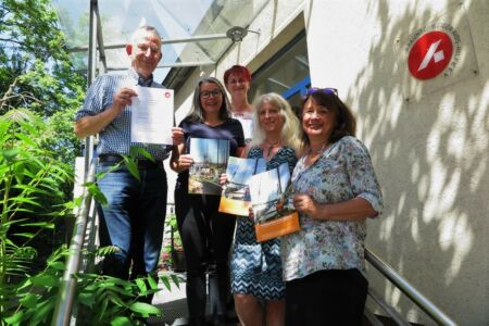 Frau Marion Thomsen (Vorstandsmitglied des Vereins BE YOUR OWN HERO e.V.) überreicht einen Scheck von 2.000 €, mit dem das Projekt "Familienseminar auf dem Segelschiff" gefördert wird. Zum 3. Mal wird Familien in Niedersachsen die Möglichkeit gegeben an einem Seminar zur Stärkung des Gemeinschaftsgefühls auf dem Ijsselmeer teilzunehmen.
Foto von links oben nach rechts unten: Jürgen Hoffmann (Geschäftsführer Braunschweiger Aidshilfe) Marion Thomsen (Vorstand BYOH), Anja Wermuth (ehrenamtliche Mitarbeiterin in der Aidshilfe Braunschweig), Kerstin Göllner (Mitarbeiterin Braunschweiger Aidshilfe) und Ingrid Mumm (Projektleiterin vom Netzwerk "Aids, Kinder und Familie" der Aidshilfe Niedersachsen)