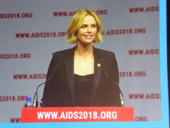 24.07.2018 bereits am frühen Morgen füllte sich der große Saal des Kongresszentrums bis auf den letzten Platz, denn die "Plenary session: Breaking barriers o inequity in the HIV Response" wurde von zahlreichen Prominenten begleitet. Hier Charlize Theron (Schauspieler, geboren in Südafrika)