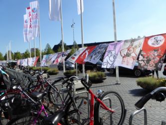 Vor dem Kongresszentrum: Fahrräder, Taxis, Luxuslimousinen mit Chauffeuren und jede Menge Fußvolk aus aller Welt