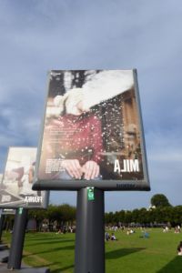 Vor dem Rijcksmuseum machte ein Weg mit Postern auf die Weltaidskonferenz auf sich aufmerksam.
