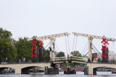 Überdimensionale Solidaritätsschleifen schmückten die Brücken über dem Fluss