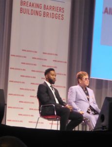 Ndaba Mandela - Enkel von Nelson Mandela, hier neben Sir Elton John
