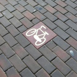 Bicycle first in Netherlands. Für alle Touristen eine tägliche Herausforderung. Vielen Dank an die geduldigen Radfahrer in Amsterdam, die das Fehlverhalten der Fußgänger gelassen hinnahmen.