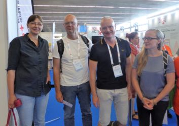 Die Aidshilfe Niedersachsen nahm geschlossen an der Eröffnung teil
(v.l.n.r.: Imke Schmieta, Dr. Prof. Matthias Stoll, Andreas Paruszewski und Christin Engelbrecht)