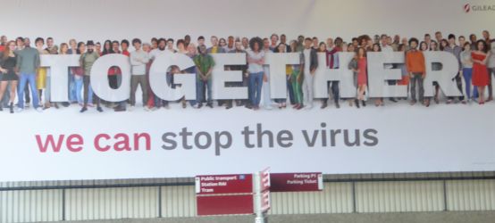 Eine von vielen Bannern der Konferenz, die das Ziel für die kommenden Jahre trug.
Wie weit entfernt afrikanische Länder und Osteuropa davon sind, wurde allerdings sehr deutlich.