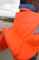 Der Kampf mit dem Schwimmwesten führte zu manch lustigen Variante. Hier der Entenlook - Kragen am unteren Ende - sorgte für Gelächter, aber nicht für Sicherheit.