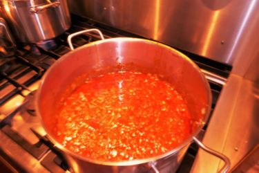 Spaghetti mit Soße Bolognese wurde am Abend für die 22-köpfige Mannschaft, die Skipperin und dem Maat serviert, bevor der Landgang in das kleine Städtchen Makkum startete.