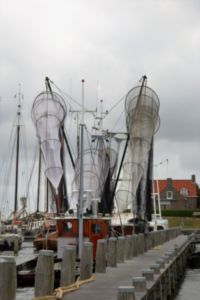 Im Hafen von Makkum konnten gigantische Fischernetze, die auf den Booten zum Trocknen gespannt waren, bewundert werden.