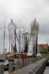 Im Hafen von Makkum konnten gigantische Fischernetze, die auf den Booten zum Trocknen gespannt waren, bewundert werden.