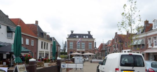 Bei einem kleinen Rundgang durch die Innenstadt von Makkum bewunderten die Gäste die Architektur, oder sie füllten die letzte Lücke im Magen mit Softeis.
