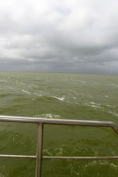 Beim Überqueren des Ijsselmeers wurde das Flachboot heftig durchgeschüttelt und nun klagten doch einige Hilfsmatros*innen über Übelkeit.