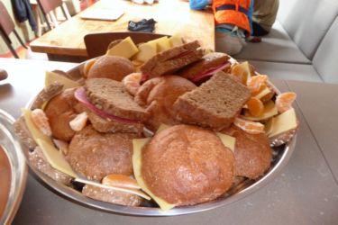 Kaum kam das Schiff in ruhiges Gewässer, schon verlangten Mannschaft und Crew eine stärkende Zwischenmahlzeit.