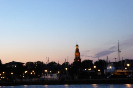 Spät am Abend konnten die Nachtschwärmer die letzten weißen Nächte genießen und einen Blick auf die beeindruckende Skyline von Enkhuizen werfen.