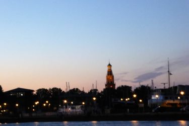 Spät am Abend konnten die Nachtschwärmer die letzten weißen Nächte genießen und einen Blick auf die beeindruckende Skyline von Enkhuizen werfen.