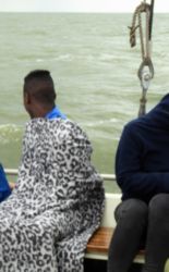 Über dem Wasser wehte ein kalter Wind, so dass einer der Hilfsmatrosen sich in eine Jaguardecke hüllen musste.