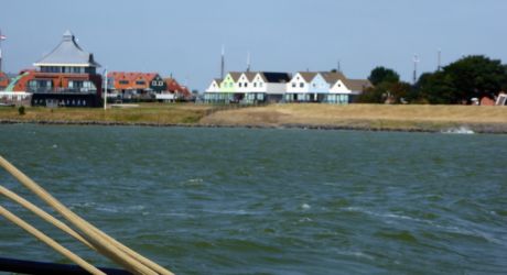 Beim Einlaufen in den Hafen von Stavoren waren alle Wellen und die Übelkeit vergessen und während die Erwachsenen an einem Seminar an Deck teilnahmen, begaben sich die Kinder mit der Betreuerin und der Projektleitung an Land.