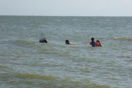 Das Schwimmen im Meer begeisterte die großen und die kleinen Kinder und es war schwer die Gruppe davon zu überzeugen, dass auch dieser Ausflug einmal ein Ende hat.