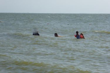 Das Schwimmen im Meer begeisterte die großen und die kleinen Kinder und es war schwer die Gruppe davon zu überzeugen, dass auch dieser Ausflug einmal ein Ende hat.