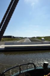 Die Fahrt durch den Harinxmakanal führte über ein Aquädukt, welches die Autobahn überspannte.