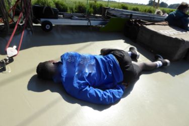 Frische Luft und die schwere Arbeit als Hilfsmatrose machten müde. Der Mittagsschlaf an Deck war eine adäquate Reaktion darauf.