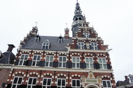 Letzte Station der Reise: Die Wilhelmina legte im Hafen von Franeker am Harinxmakanal an. Das wunderschöne Renaissance-Rathaus im Zentrum begeisterte die Kulturreisenden, die sportlichen Teilnehmer*innen genossen in der Zwischenzeit das wundervolle Wetter und sprangen von Bord des Schiffes in den Kanal.