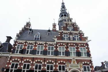 Letzte Station der Reise: Die Wilhelmina legte im Hafen von Franeker am Harinxmakanal an. Das wunderschöne Renaissance-Rathaus im Zentrum begeisterte die Kulturreisenden, die sportlichen Teilnehmer*innen genossen in der Zwischenzeit das wundervolle Wetter und sprangen von Bord des Schiffes in den Kanal.