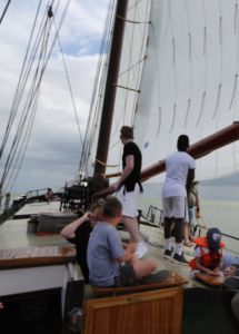 Vor allem die Jugendlichen hatten sehr viel Spaß beim Segeln und packten fleißig mit an.