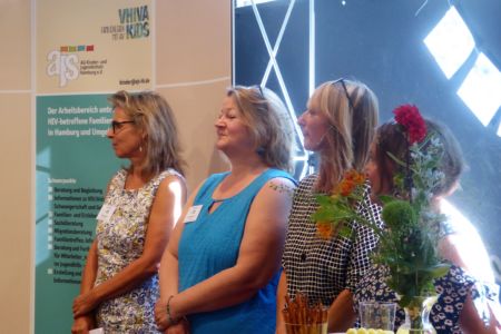 Das Team der AJS-Arbeitsgemeinschaft Kinder- und Jugendschutz Hamburg e.V. mit VHIVA Kids feierten ihr 25-jähriges Bestehen. Die Kolleginnen sind wichtiger Bestandteil der bundesweiten Vernetzung zum Thema HIV & Familie. Die Zusammenarbeit ist nicht nur innovativ und vorbildlich kollegial, sondern geprägt von Lebensfreude und kreativen Ideen.