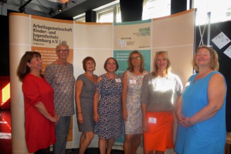 Ein nachdenklicher, unterhaltsamer und motivierender Nachmittag im Kreise von liebenswerten Kolleginnen.
(v.l.n.r.: Ingrid Mumm, Helga Neugebauer, Annette Biskamp, Patricia Barth, Ute Senftleben, Tanji Sthamer und Sibyl Peemöller)