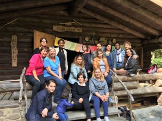Die Aidshilfe Goslar e.V. hat am 01.09.2018 ein Seminar für Frauen in helfenden Berufen angeboten. Es sollten Methoden zu Resilienzförderung durch Bewegung erarbeitet und erlernt werden.
14 Frauen aus Simbabwe, Ruanda, Iran, Irak und der Türkei waren der Einladung gefolgt.