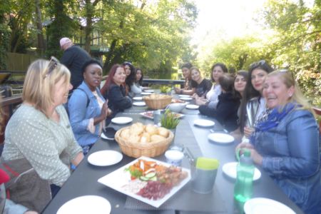 Am Vormittag trafen sich 15 Frauen aus unterschiedlichen Ländern zum 2. Seminar, das Strategien zur Selbststärkung fördern soll. Dabei sind der Ansporn zur Bewegung und das Gemeinschaftserlebnis die wichtigsten Inhalte.