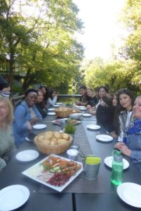 Beim gemeinsamen Frühstück auf dem Floß lernten sich die Frauen kennen und es entwickelte sich schnell ein reger Austausch über wichtige Gemeinsamkeiten, wie wann und wo werden Deutschkurse angeboten.