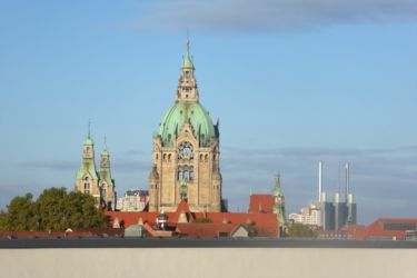 Das Netzwerk traumatisierter Flüchtlinge in Niedersachsen hat zu einem Fachtag eingeladen, der im Haus der Region nicht nur einen grandiosen Blick über die Stadt bot, sondern gemeinsam mit grandiosen Referent*innen positive Lösungsansätze bot.