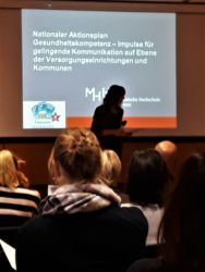 Frau Prof. Dr. Marie-Luise Dierks von der Medizinischen Hochschule Hannover berichtete als Mitglied des Expert*innenbeirats Nationaler Aktionsplan Gesundheitskompetenz, über neue Studien und Ziele.