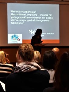 Frau Prof. Dr. Marie-Luise Dierks von der Medizinischen Hochschule Hannover berichtete als Mitglied des Expert*innenbeirats Nationaler Aktionsplan Gesundheitskompetenz, über neue Studien und Ziele.