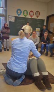 Im ersten Teil des Frauenprogramms demonstrierte die Hebamme Cathrin Meinecke-Büchler aus Nienhagen eine Untersuchung an zwei schwangeren Teilnehmerinnen. Für alle anwesenden Frauen war das wieder einmal wichtige Informationen und ein bewegender Moment.
