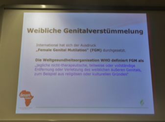 Unter dem Motto "Schnitte, die Körper und Seele verletzen" gab es eine Veranstaltung im Klinikum Wolfsburg.
Veranstaltungsteam: Sylvia Cultus, Leiterin des Integrationsreferates der Stadt Wolfsburg, Frau Renate Ebeling, Gleichstellungsbeauftragte der Stadt Wolfsburg, Dr. Friedrich Habermann, Leiter des städtischen Gesundheitsamtes und Dr. Akhil Chandra, Medizinischer Direktor des Klinikum Wolfsburg.