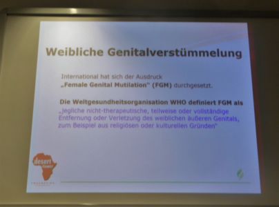 Unter dem Motto "Schnitte, die Körper und Seele verletzen" gab es eine Veranstaltung im Klinikum Wolfsburg.
Veranstaltungsteam: Sylvia Cultus, Leiterin des Integrationsreferates der Stadt Wolfsburg, Frau Renate Ebeling, Gleichstellungsbeauftragte der Stadt Wolfsburg, Dr. Friedrich Habermann, Leiter des städtischen Gesundheitsamtes und Dr. Akhil Chandra, Medizinischer Direktor des Klinikum Wolfsburg.