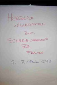 10 Frauen trafen sich in der Heimvolkshochschule Hustedt im Landkreis Celle zu einem Schreibworkshop. Unter Anleitung der Buchautorin Karen-Susan Fessel konnten Geschichten zu Papier gebracht werden.