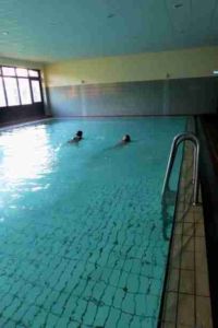 Während die Mütter ungestört ihre Geschichten niederschreiben konnten, genossen die Kinder den Aufenthalt im Schwimmbad, dass sich auf dem weitläufigen Gelände befindet.