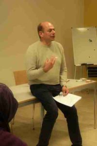 Nach der Vorstellung des Projekts "your Health - your Rights" und dem Konzept des Frauenprogramms von der Projektleiterin, stellt Ulrich Mennecke von der Infoline Celle sein Konzept der Männergesundheit vor. Seit vier Jahren begleitet er als Referent die Gesundheitstage mit seinem Angebot.