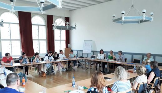 Der Einladung folgten mehr als 20 Personen aus unterschiedlichen Organisationen und Institutionen. Das Interesse an dem Thema und dem Umgang mit Traumatisierung war für die meisten von großer Wichtigkeit.