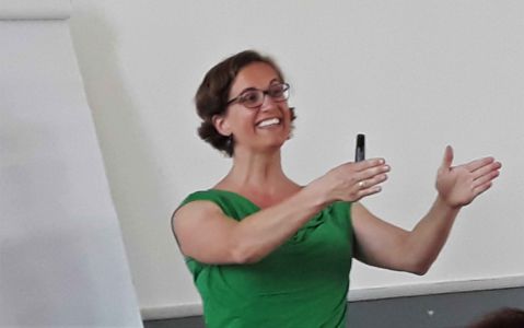 Frauke Baller verzichtete auf eine Power-Point-Präsentation. Mit einer einladenden Geste forderte sie die Teilnehmenden dazu auf sich an einem Austausch zu beteiligen, Fragen zu stellen und Anregungen einzubringen.