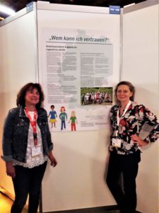 Mit einem Abstract-Poster präsentierte sich die Bundesarbeitsgemeinschaft Kinder/Jugendliche im Umfeld von HIV/Aids. Hier von rechts nach links (Petra Hielscher Landeskoordinatorin Aids, Kinder und Jugendliche in NRW und Ingrid Mumm Landeskoordinatorin für Aids, Kinder und Familie in Nds)