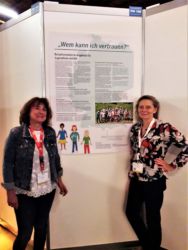 Mit einem Abstract-Poster präsentierte sich die Bundesarbeitsgemeinschaft Kinder/Jugendliche im Umfeld von HIV/Aids. Hier von rechts nach links (Petra Hielscher Landeskoordinatorin Aids, Kinder und Jugendliche in NRW und Ingrid Mumm Landeskoordinatorin für Aids, Kinder und Familie in Nds)