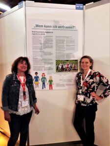 Mit einem Abstract-Poster präsentierte sich die Bundesarbeitsgemeinschaft Kinder/Jugendliche im Umfeld von HIV/Aids. Hier von rechts nach links (Petra Hielscher Landeskoordinatorin Aids, Kinder und Jugendliche in NRW und Ingrid Mumm Landeskoordinatorin für Aids, Kinder und Familie in Nds)