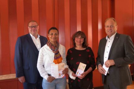 Die Begrüßung
v.l.n.r.: Bürgermeister der Stadt Helmstedt Wittich Schobert, Sandra Schüler, Ingrid Mumm und Landrat Gerhard Radeck