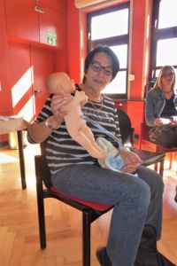Mit einer Puppe konnte die Lage der Kinder im Bauch, die Nabelschnur und diie Plazenta veranschaulicht werden